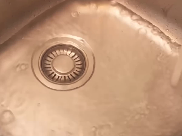 Kada se pusti voda nad sudoperom plavi podrum
