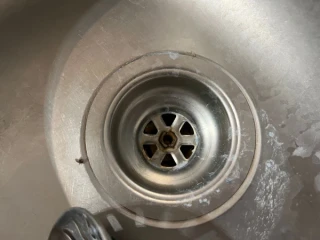 Kada se pusti voda nad sudoperom, vlaži na podu