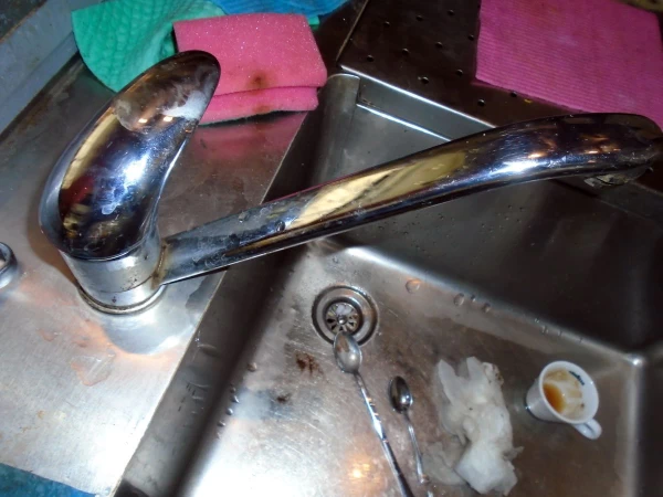 Saznaj sa jednim klikom šta bi trebalo da uradiš, ako ti se začepi sudopera