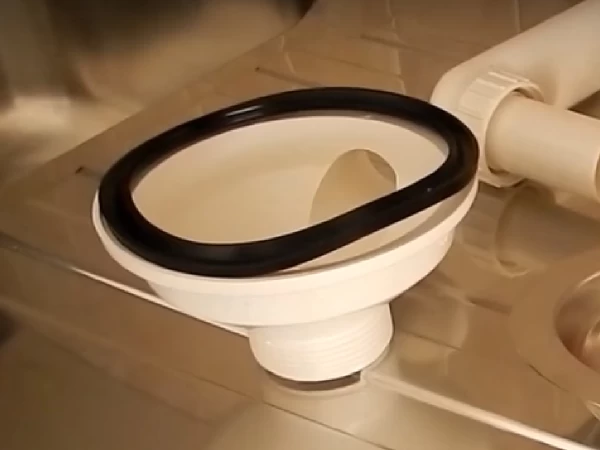 Šta ako curi voda zbog pohabane gumice na sifonu sudopere