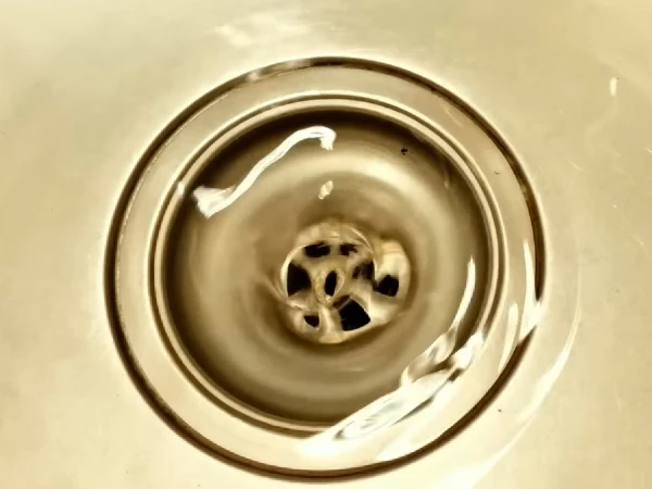 Šta kada se voda iz kanalizacije vraća u sudoperu?