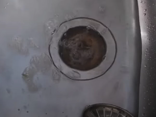 Zapušeno jedno korito sudopere sa dva korita