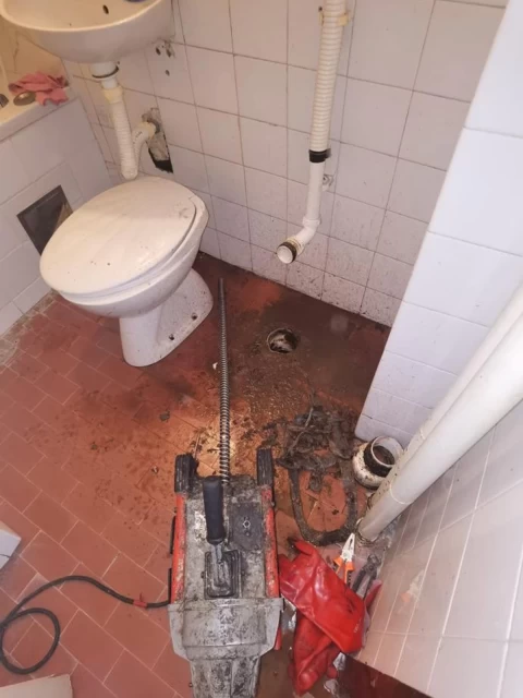 Otpušavanje wc šolje Otpušavanje wc šolje 6