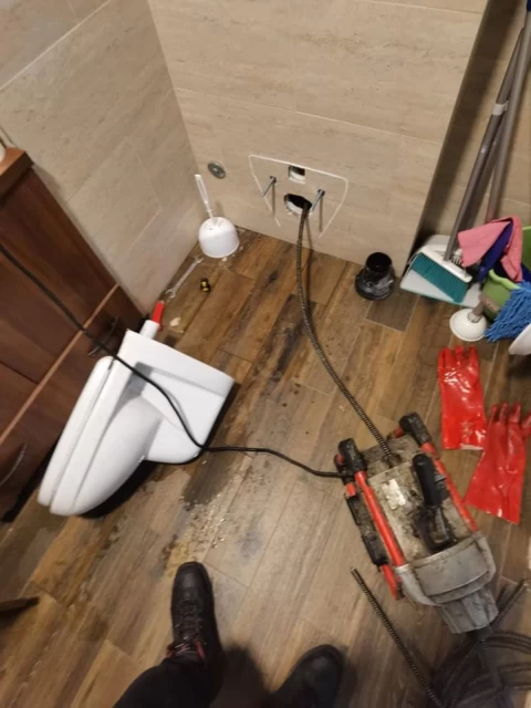 Otpušavanje wc šolje Otpušavanje wc šolje 2