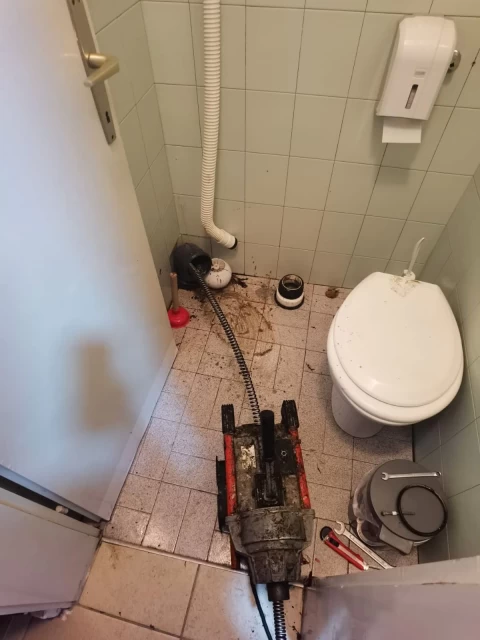 Otpušavanje wc šolje Otpušavanje wc šolje 4